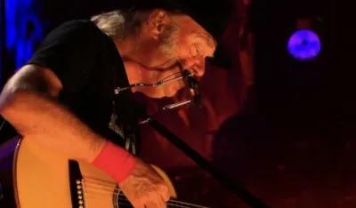 Nil Jang u novom spotu napao Trampa i Zakerberga, Bezosa i Maska