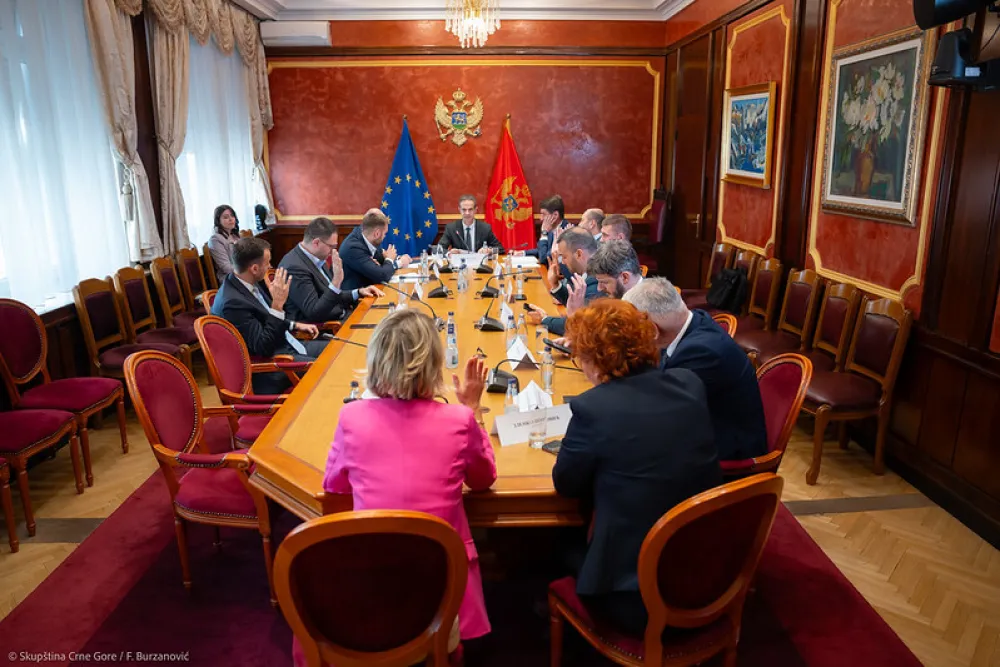 Vlast gura u Senat DRI kandidata koji ne ispunjava uslove konkursa?