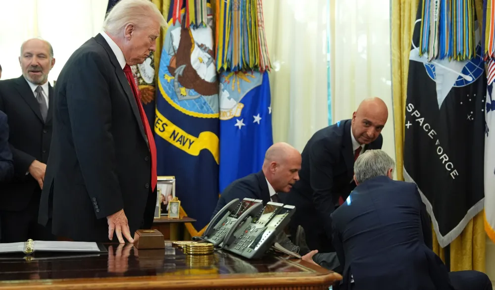 (FOTO/VIDEO) Farmaceutski predstavnik se sru&scaron;io nakon &scaron;to je Tramp najavio smanjenje cijena ljekova