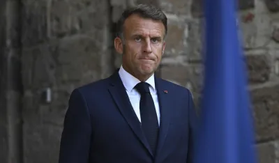 Makron: Ukradeni nakit biće vraćen Luvru