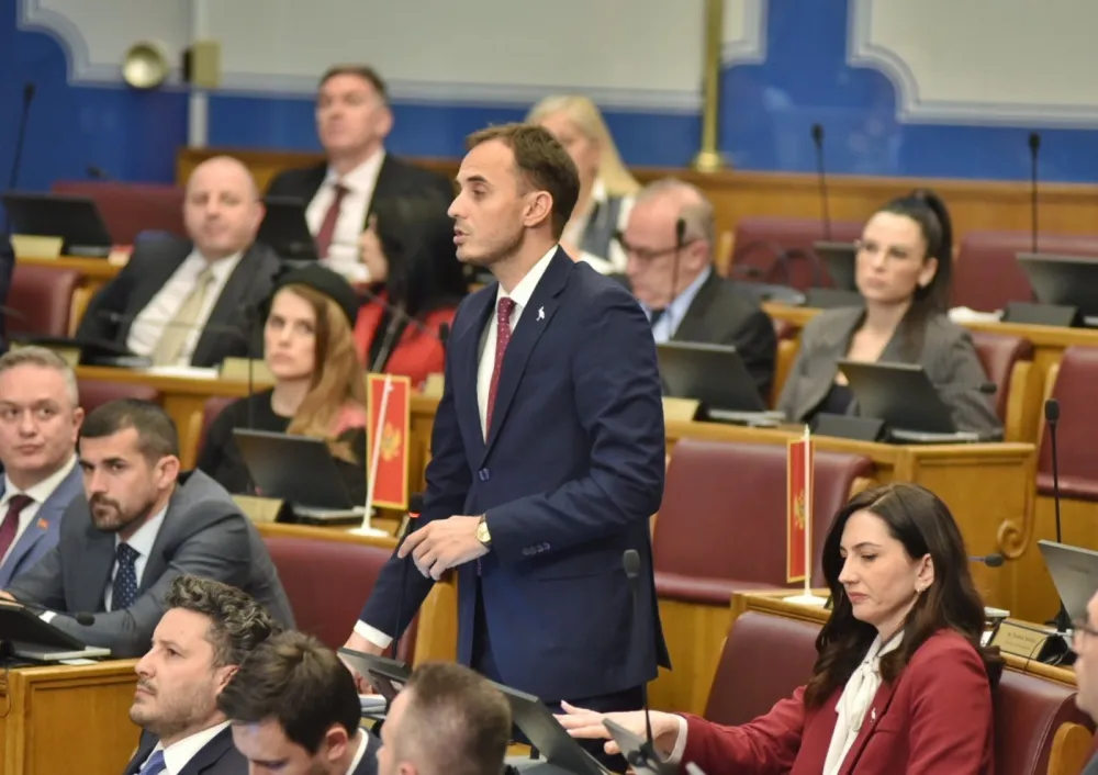 Konatar: Neka PES glasa za uvećanje dodataka, URA će za smanjenje izdataka za partije