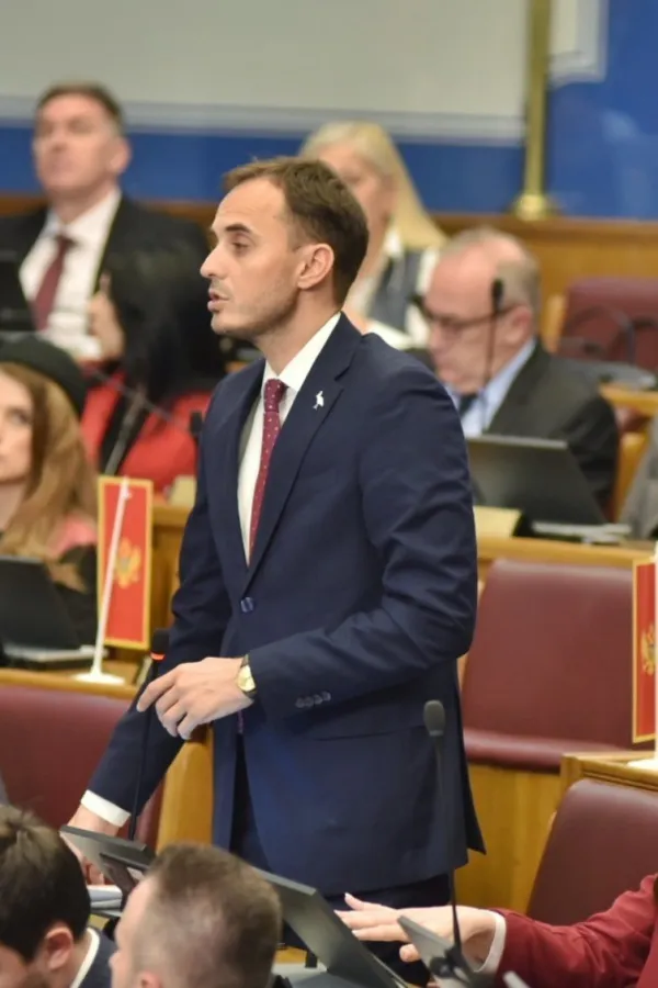 Konatar: Neka PES glasa za uvećanje dodataka, URA će za smanjenje izdataka za partije