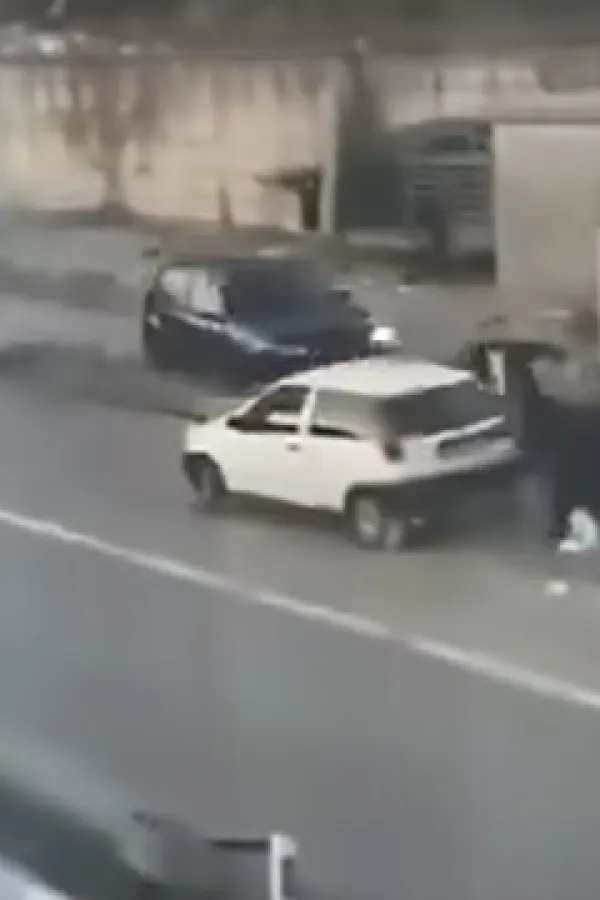 (VIDEO) Karambol u Velikoj Kladu&scaron;i: Nakon tuče sjeo u automobil i poku&scaron;ao da pregazi ljude