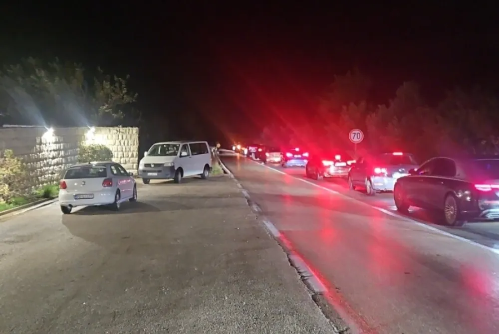 Sudar autobusa i automobila u Reževićima, jedna osoba stradala, tri povrijeđene