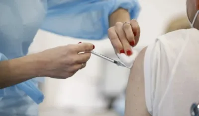 Velika britanska studija: Vakcina protiv kovida izaziva manje problema nego sam virus