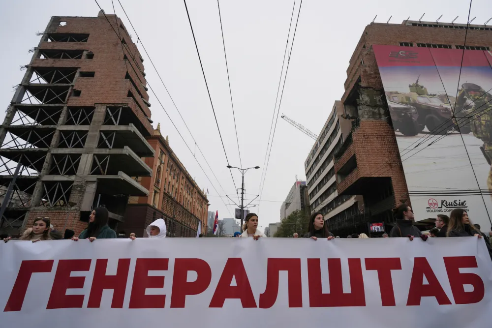 (FOTO) Svjetske agencije o protestu ispred General&scaron;taba u Beogradu: Ljudski &scaron;tit za arhitektonski spomenik