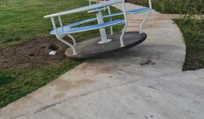 (FOTO) Potpuno uni&scaron;ten park kod SM&Scaron; "25. maj" u Tuzima