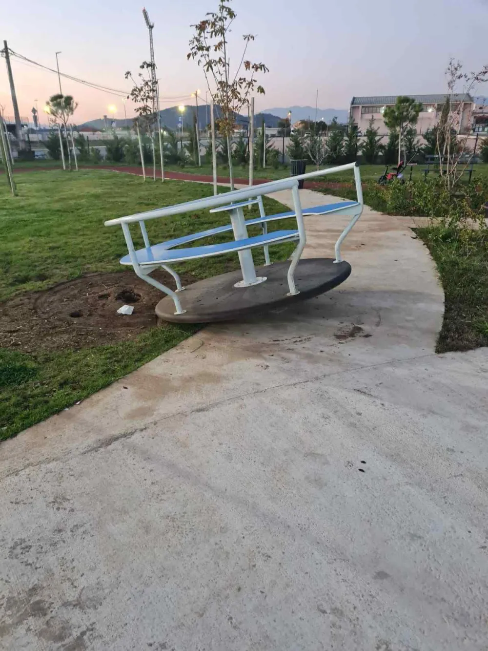 (FOTO) Potpuno uni&scaron;ten park kod SM&Scaron; "25. maj" u Tuzima