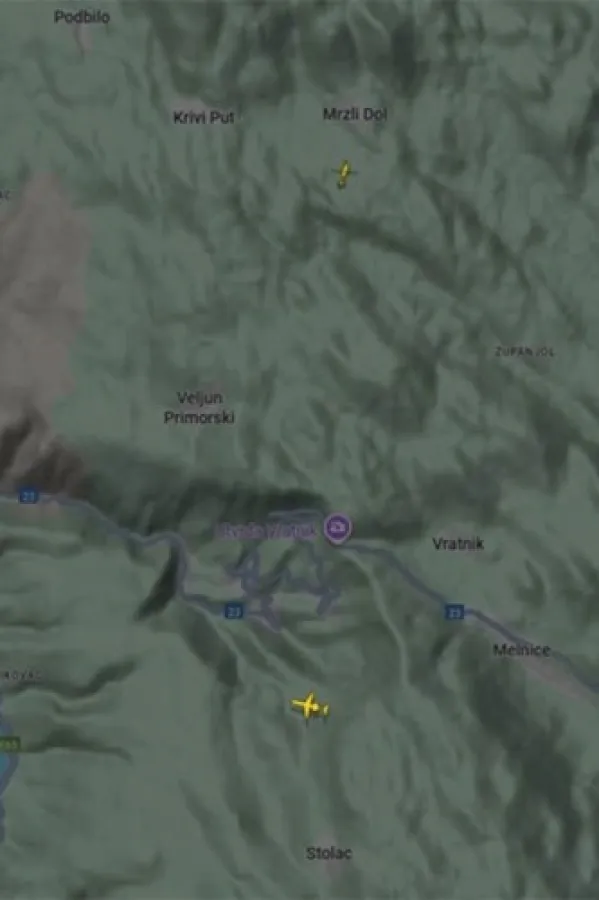 Nakon pada avion izgorio