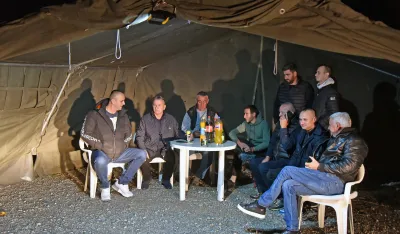 (VIDEO) Botunjani u &scaron;atoru stražare do referenduma