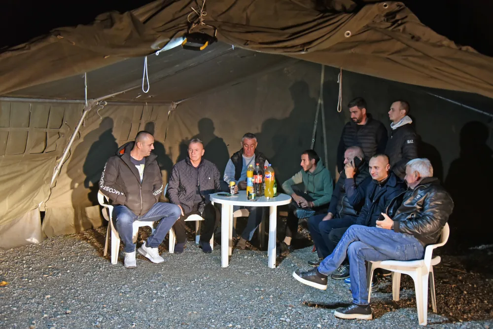 (VIDEO) Botunjani u &scaron;atoru stražare do referenduma