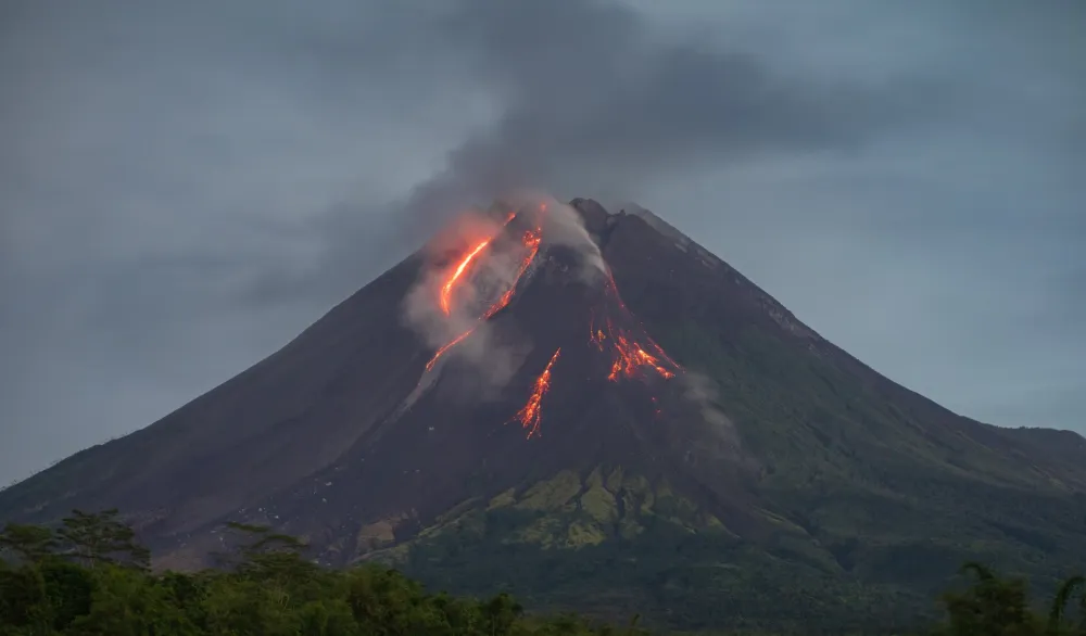 Eruptirao vulkan&nbsp;Kra&scaron;enjinikov na Kamčatki,&nbsp;vlasti izdale alarm opasnosti