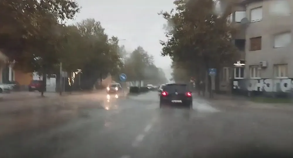 Na snazi je crveni meteoalarm: Olujni vjetar, ki&scaron;a i grmljavina, do 21 stepen