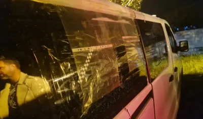 Razbijena stakla na kombiju navijača Hrvatske