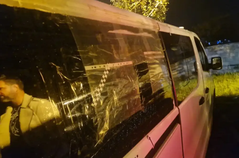 Razbijena stakla na kombiju navijača Hrvatske