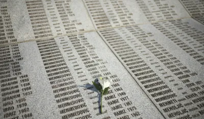 UN otkriva spomenika žrtvama genocida u Srebrenici: "Cvijet koji će čuvati istinu"