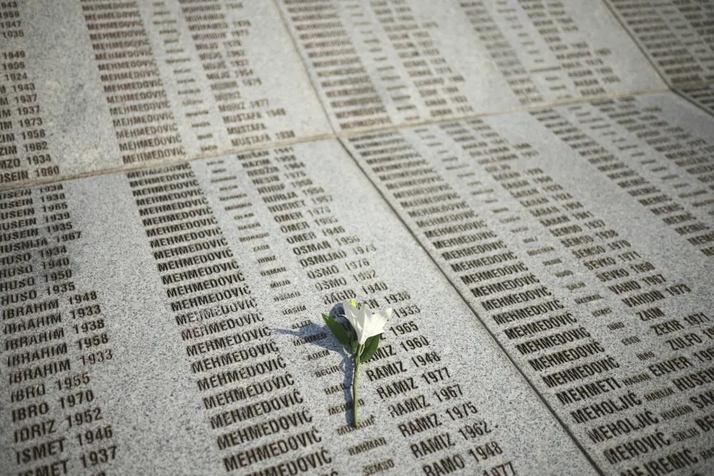 UN otkriva spomenika žrtvama genocida u Srebrenici: "Cvijet koji će čuvati istinu"
