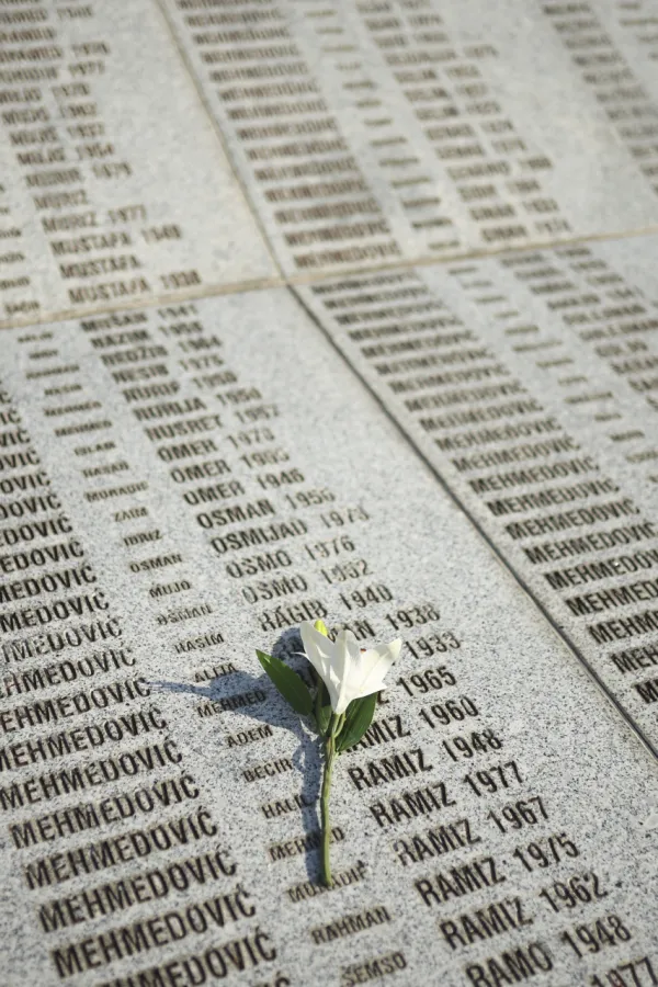 UN otkriva spomenika žrtvama genocida u Srebrenici: "Cvijet koji će čuvati istinu"