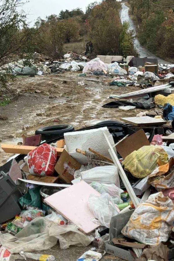 (FOTO/VIDEO) Trijebač pod smećem