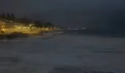 (VIDEO) Herceg Novi: Jak južni vjetar, talasi prekrili plaže i &scaron;etali&scaron;te