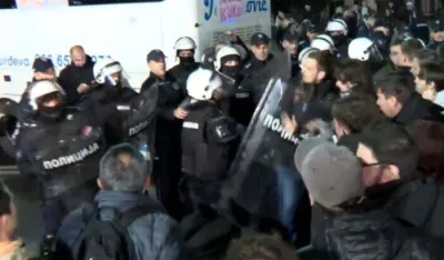 Sukob policije sa Novosađanima: Odvučen autobus Milomira Jaćimovića