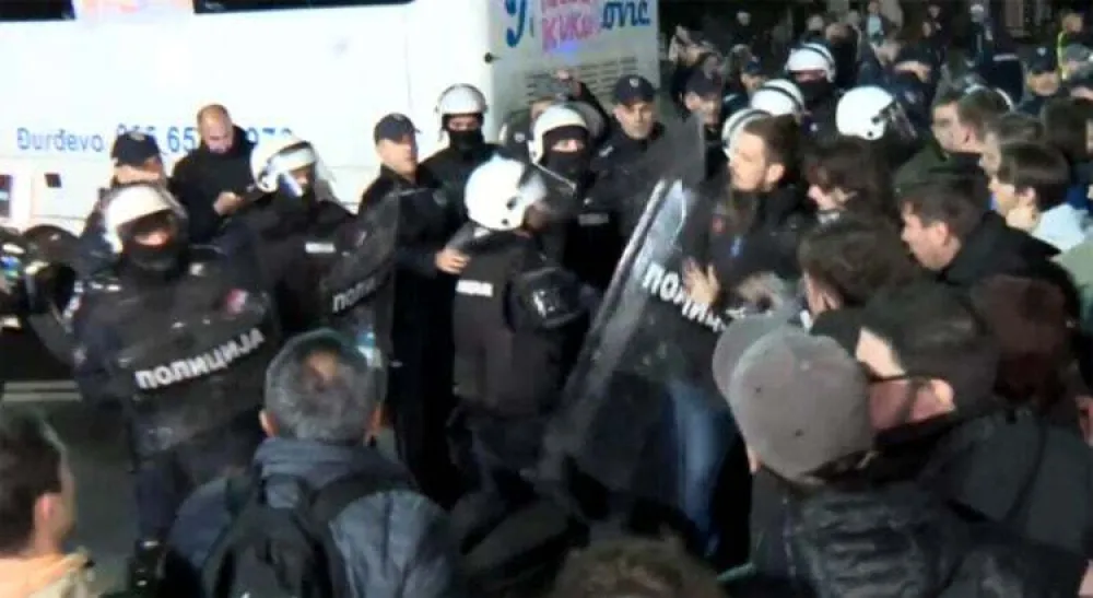 Sukob policije sa Novosađanima: Odvučen autobus Milomira Jaćimovića