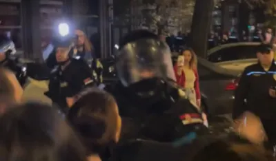 Policajac sa fantomkom snimljen kako tuče ženu u Novom Sadu