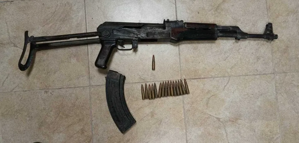 Uhap&scaron;en osumnjičeni za upotrebu vatrenog oružja u Kotoru; lisice na ruke i njegovoj supruzi