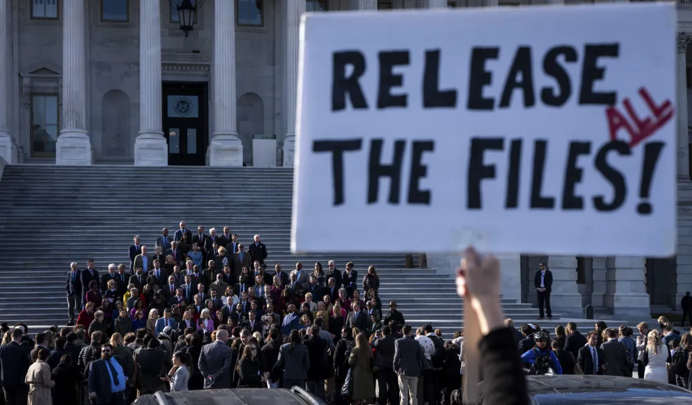 Demonstranti na stepenicama Kapitol Hila drže transparent kojim pozivaju na objavljivanje svih spisa