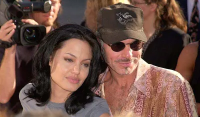 Biv&scaron;i suprug Anđeline Džoli otkrio za&scaron;to su nosili ogrlice s krvlju jedno drugog: