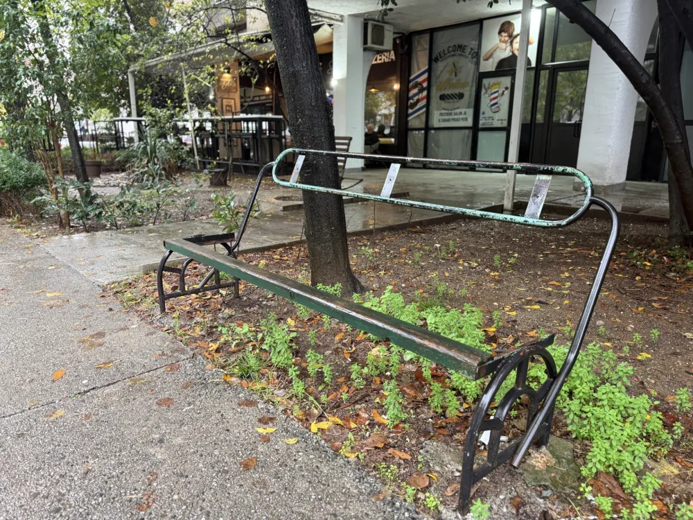 Klupe u paramparčad