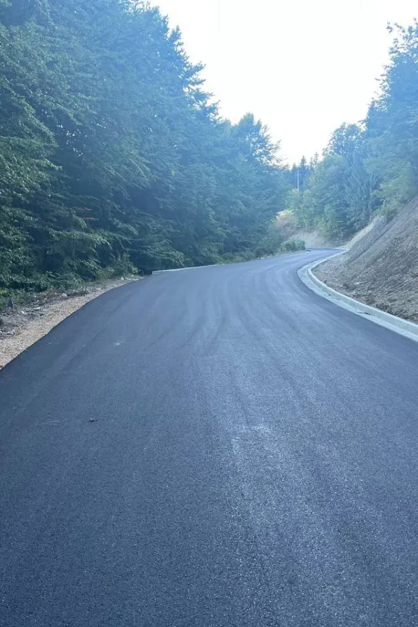 Teretni kamioni uni&scaron;tavaju put preko Tre&scaron;njevika