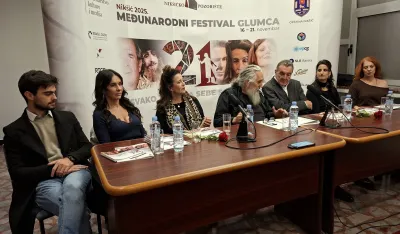 (Foto) Zvezdara teatar u Nik&scaron;iću: Drama koja pita &scaron;ta sve može postati grobnica du&scaron;e