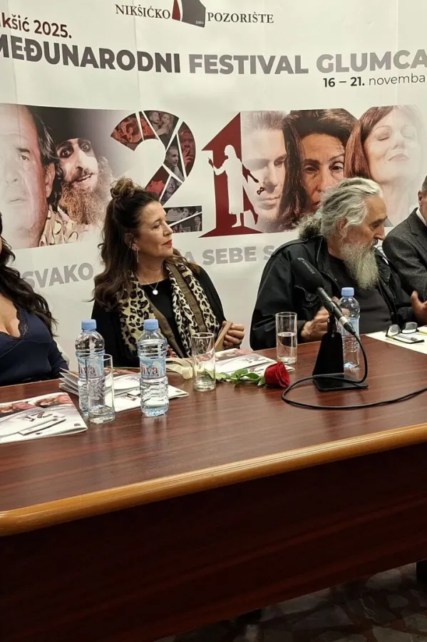 (Foto) Zvezdara teatar u Nik&scaron;iću: Drama koja pita &scaron;ta sve može postati grobnica du&scaron;e