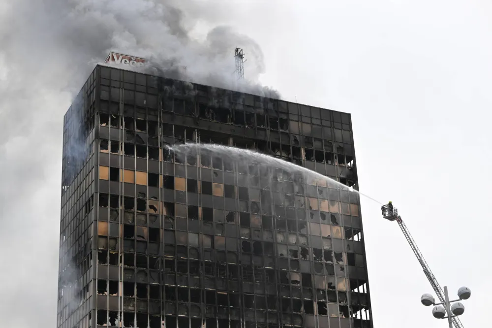 Zagreb: Opasno prilaziti zgradi Vjesnika nakon požara