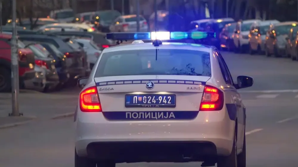 Maskirana lica napala učenike Sportske gimnazije u Beogradu topovskim udarima i dimnim bombama