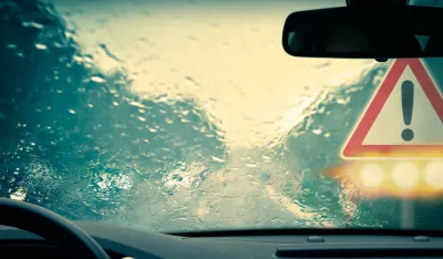 Neophodna dodatna opreznost: Saobraća se mokrim kolovozima