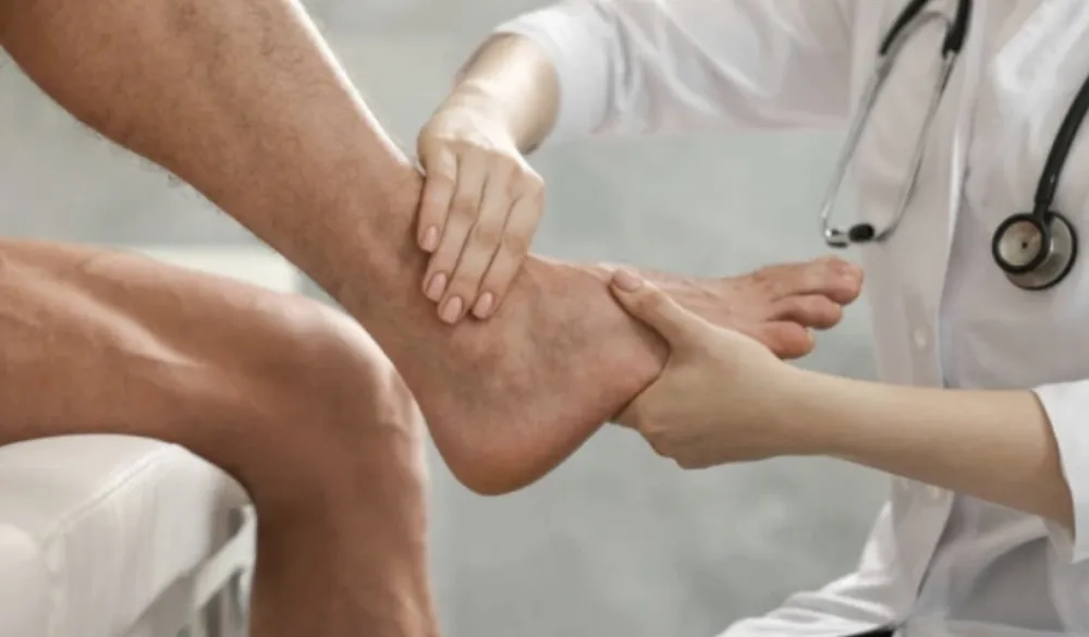  Stopala koja otiču mogu upozoravati na bolest jetre ili krvne ugru&scaron;ke