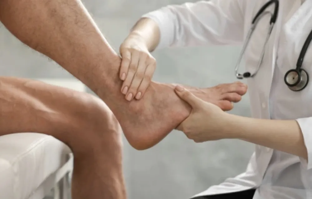  Stopala koja otiču mogu upozoravati na bolest jetre ili krvne ugru&scaron;ke