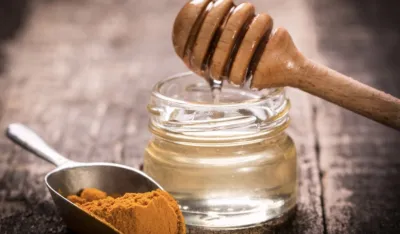 Da li kombinacija kurkume i meda zaista čini čuda za tijelo i kožu?