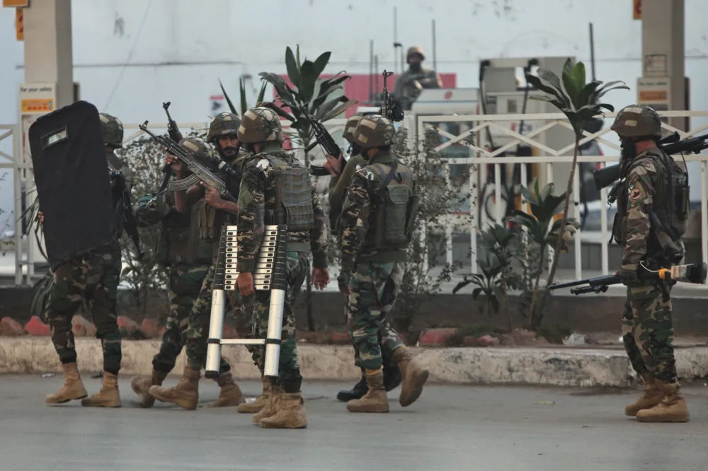 Troje ljudi poginulo, petoro povrijeđeno u napadu bomba&scaron;a-samoubica u Pakistanu