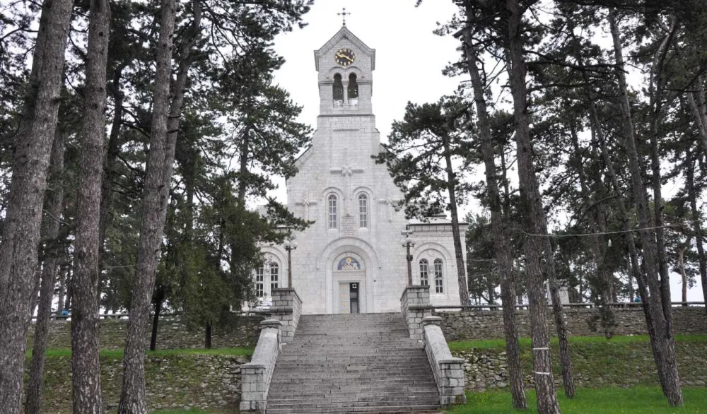 Оbijena Saborna crkva Svetog Vasilija Оstro&scaron;kog u Nik&scaron;iću