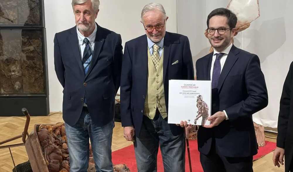 Гламочак (у средини) на отварању изложбе