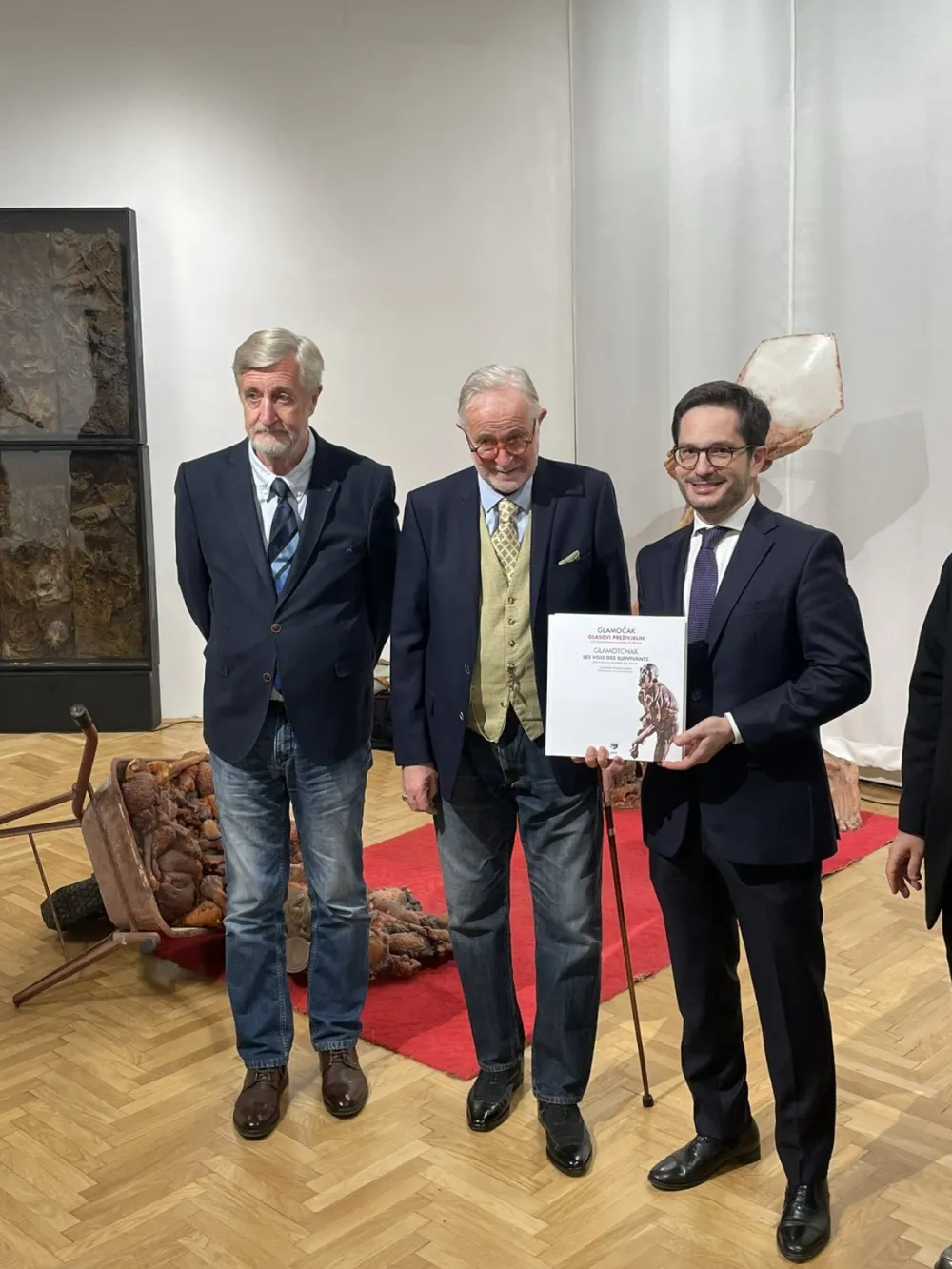 Гламочак (у средини) на отварању изложбе