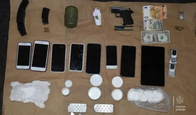 Procesuirano pet lica u Budvi, oduzeto oružje, opijati i telefoni