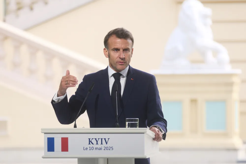 Strah od Rusije: Makron uvodi dobrovoljni vojni rok