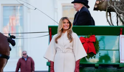 (FOTO) Melanija nastavila tradiciju: Božićna jelka stigla u Bijelu kuću