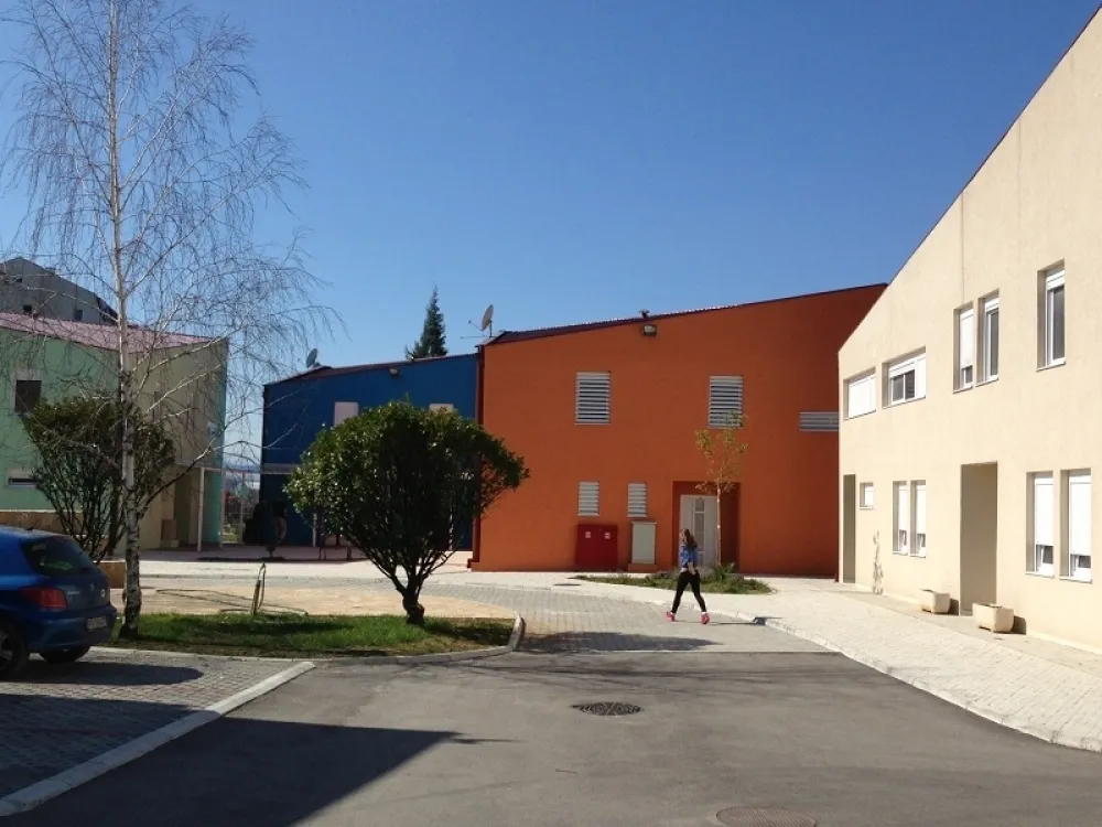 Protestuju dok maloljetnika ne puste na slobodu