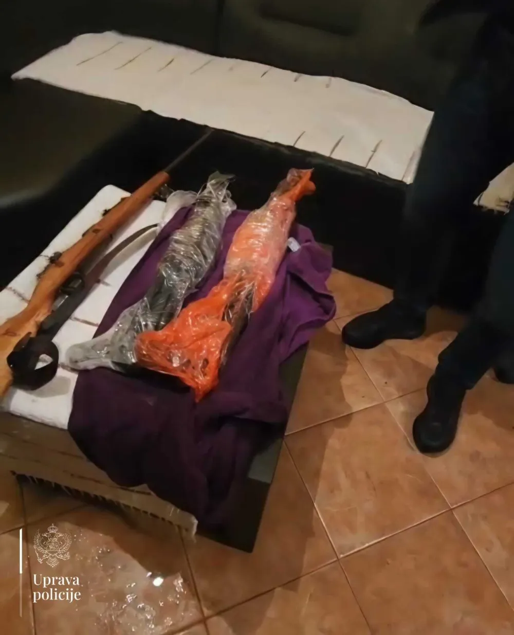 Podgorica: Kod osobe bliske OKG pronađene automatske pu&scaron;ke i municija