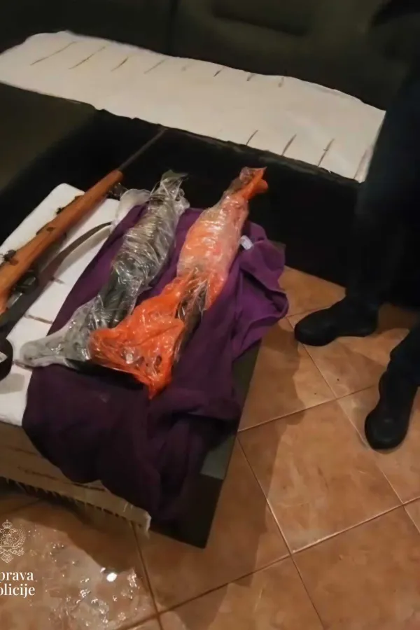 Podgorica: Kod osobe bliske OKG pronađene automatske pu&scaron;ke i municija